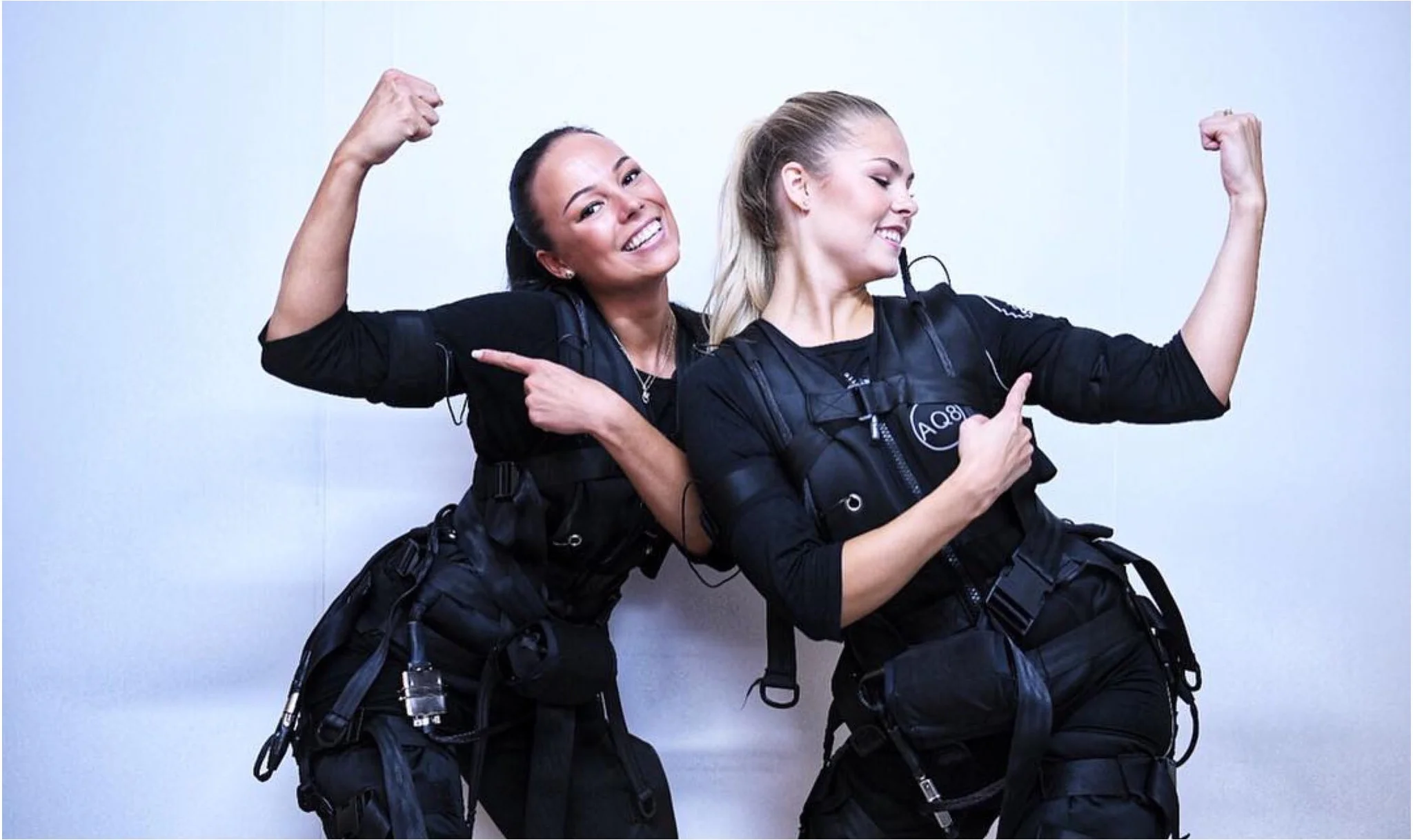 Femme utilisant une combinaison EMS AQ8, se sentant énergisée et détendue après une séance efficace